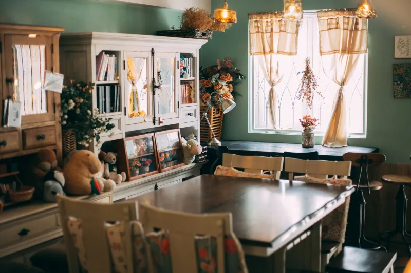 What the Furniture Is Trying to Tell You: Reading a Homestay Space Before You Even Unpack