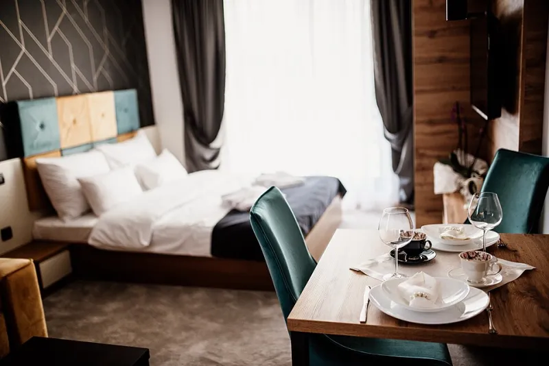 Hotel Room or Someone's Home? A Straight-Talking Guide to Picking the Right Stay